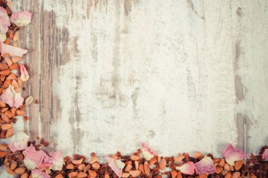 Kurutulmuş yabani gül yaprakları ve çay tahıl eski yönetim kurulu, kopya alanı için metin çerçevesi