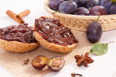 Taze sandviç Erik marmelat ya da reçel, Kahvaltı konsepti ile hazırlanmış