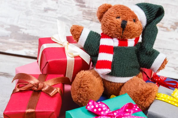 Medvídek s barevnými dárky Valentýn nebo jiných oslav — Stock fotografie