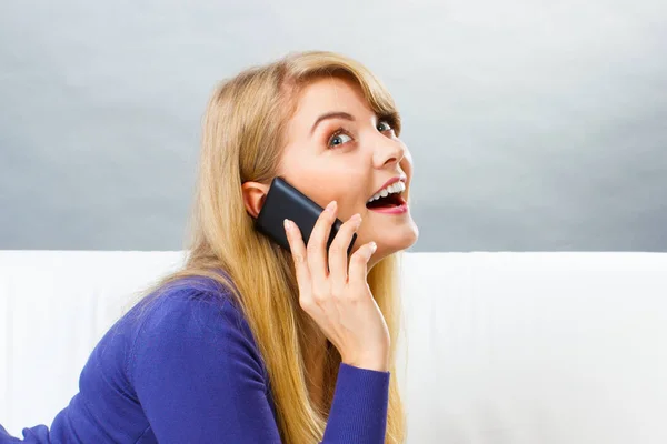 Счастливая улыбающаяся женщина разговаривает по мобильному телефону — стоковое фото