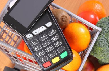 Ödeme terminal ve Nfc teknolojisi, meyve ve sebze, alışveriş için ödeme Nakitsiz ile cep telefonu