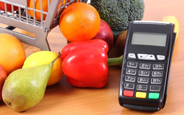 Платіжний термінал зі свіжими фруктами та овочами, безготівкова оплата за покупки — стокове фото