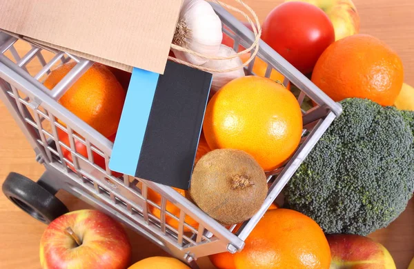 Tarjeta de crédito sin contacto, bolsa de compras de papel y frutas frescas con verduras, dinero en efectivo para comprar — Foto de Stock