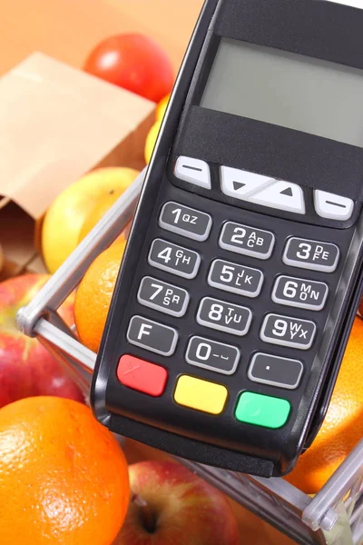 Maksupäätteen tuoreita hedelmiä ja vihanneksia, rahaton maksaa ostoksia, rahoitus käsite — kuvapankkivalokuva