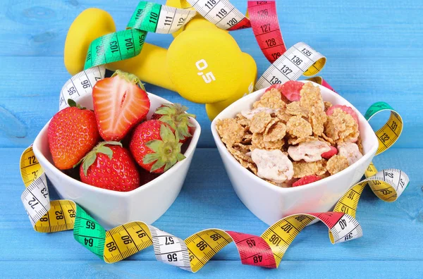 Fresas frescas, copos de trigo y centeno, pesas y centímetros, estilo de vida saludable y deportivo —  Fotos de Stock