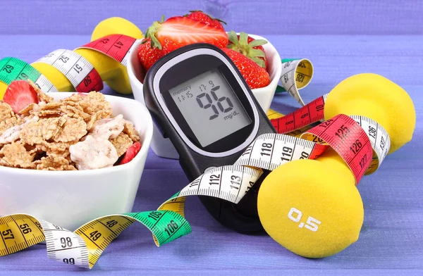 Medidor de glucosa con nivel de azúcar, comida saludable, pesas y centímetros, diabetes, estilo de vida saludable y deportivo — Foto de Stock