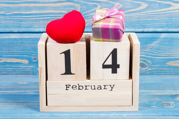 Date du 14 février sur calendrier cube, cadeau et coeur rouge, décoration pour la Saint Valentin — Photo