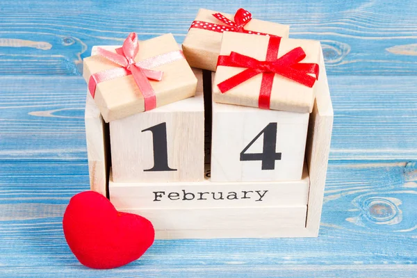 Kostka, kalendarz z dnia 14 lutego, prezenty i czerwone serce, Walentynki — Zdjęcie stockowe