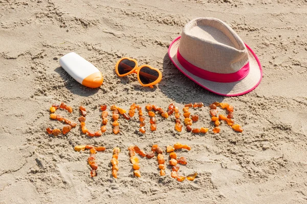 Inscripción hora de verano, gafas de sol, loción solar y sombrero de paja en la playa —  Fotos de Stock