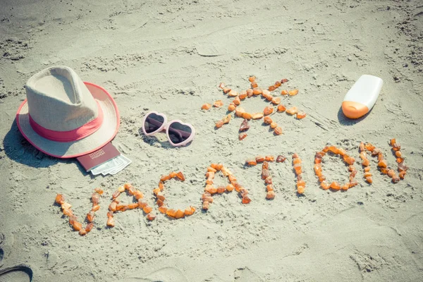 Foto d'epoca, Vacanza Word, accessori per prendere il sole e passaporto con valute dollaro in spiaggia — Foto Stock