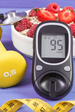 Şeker Ölçüm sonucu şeker seviyesi ile yulaf flakes meyve, halter ve şerit metre, diyabet ve sağlıklı yaşam kavramı ile