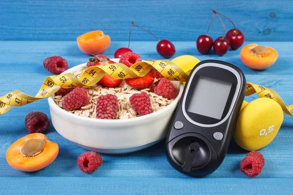 Medidor de glucosa, avena fresca con frutas, centímetros y mancuernas, concepto de control del nivel de azúcar — Foto de Stock