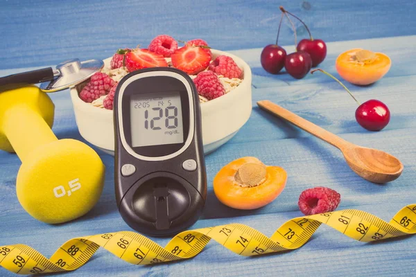 Glucometer com resultado nível de açúcar, flocos de aveia com frutas, halteres e centímetro, diabetes, emagrecimento e conceito de estilo de vida saudável — Fotografia de Stock