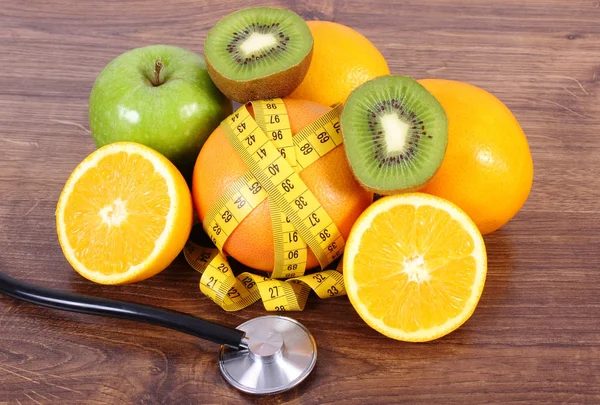 Stetoskop, taze meyveler ve şerit metre, sağlıklı yaşam ve beslenme — Stok fotoğraf