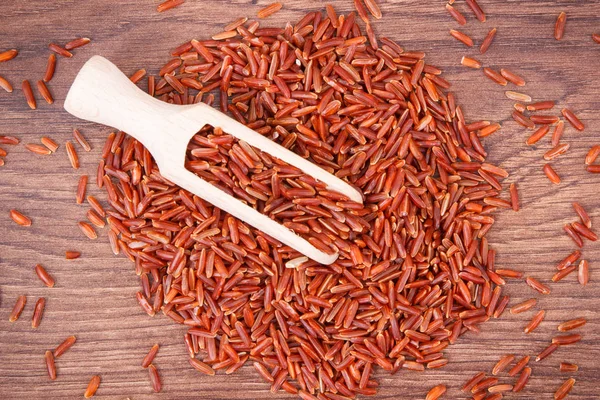 Montón de arroz rojo con cuchara, nutrición saludable — Foto de Stock