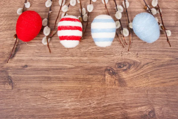 Цветные яйца и пасхальные кексы в качестве праздничного украшения, пространство для копирования текста — стоковое фото