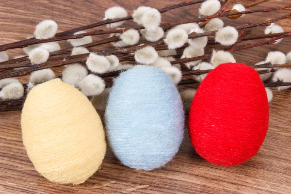 复活节的柳絮和鸡蛋包裹在乡村板上的羊毛串, 节日装饰 — 图库照片