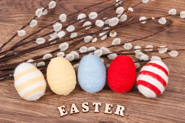 五颜六色的蛋和复活节的柳絮作为节日装饰 — 图库照片