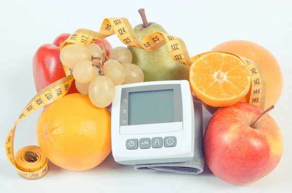 Jahrgangsfoto, Blutdruckmessgerät, frisches Obst mit Gemüse und Zentimetern, gesunder Lebensstil — Stockfoto