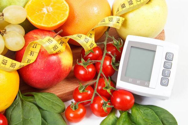 Монитор артериального давления, фрукты с овощами и скотчем, здоровый образ жизни
