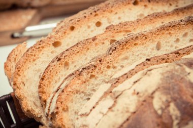 Vintage Fotoğraf, taze ev yapımı bölümlerini çavdar ve buğday ekmek geleneksel somun pişmiş.