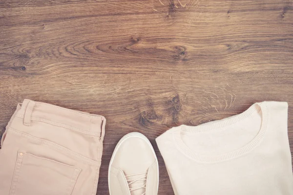 Foto vintage, Zapatos de cuero rosa para mujer, pantalones y suéter en tablas rústicas, espacio de copia para texto —  Fotos de Stock