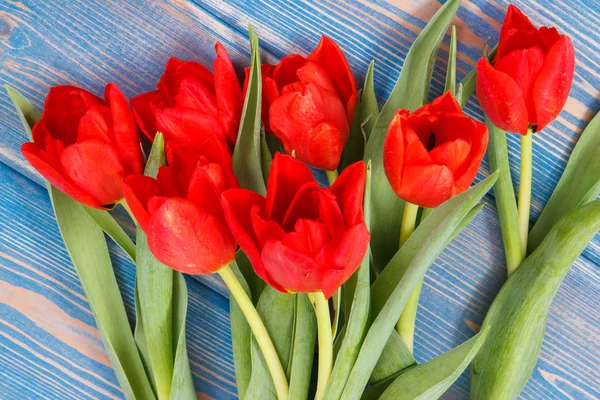 Bouquet of fresh tulips on blue boards, spring decoration — Stock Photo, Image