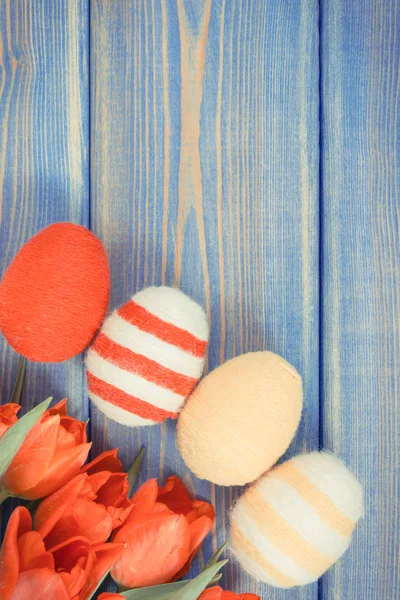 Vintage photo, Red tulips and Easter eggs wrapped woolen string, festive decoration, copy space for text — Stock Photo, Image