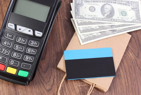 Zahlungsterminal mit Kreditkarte, Dollar- und Papiereinkaufstasche, Konzept für das Bezahlen beim Einkaufen — Stockfoto