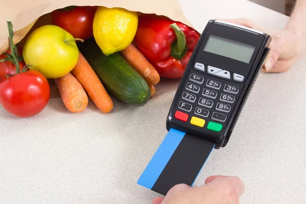 Mano de mujer mayor usando terminal de pago con tarjeta de crédito, sin efectivo pagando por las compras — Foto de Stock