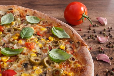 Vejetaryen pizza ve Baharatlar, malzemelerle lokanta