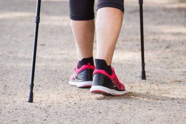 Yaşlı kadın kıdemli yürüyüşü, Yaşlılıkta sportif yaşam kavramı pratik bacakları