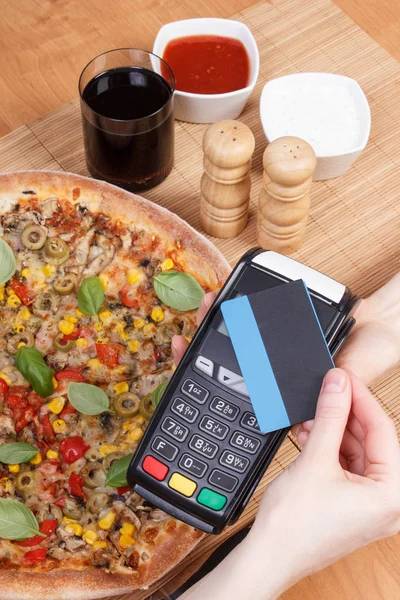 Использование платежного терминала с бесконтактной кредитной картой для оплаты в ресторане — стоковое фото