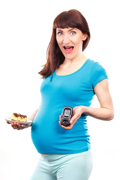 Femme choquée enceinte de glucose mètre et morceau de gâteau au fromage, le diabète et le taux de sucre pendant la grossesse — Photo