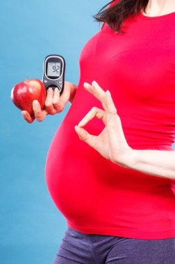 Hamile kadın işaret gösteren Tamam, apple ve iyi sonuç şeker seviyesi ile Şeker Ölçüm holding
