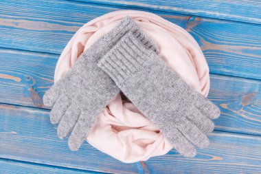 Yün kadınca eldiven ve sonbahar ya da kış eski kurulları için şal