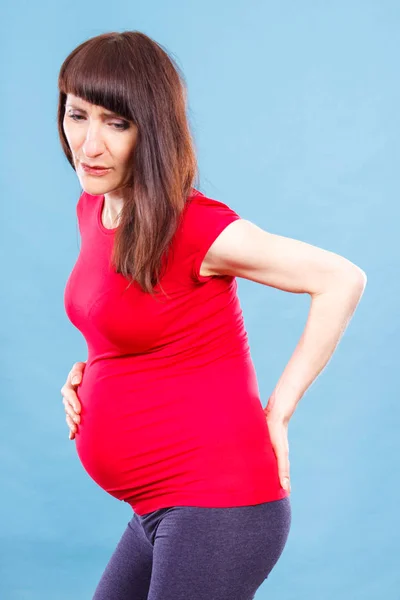 Těhotná žena s bolestí břicha nebo zad, zdravotní péči a bolesti v těhotenství — Stock fotografie