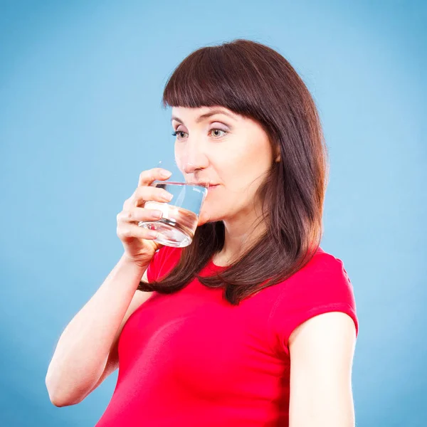 Smiling woman drinking water, healthy lifestyle and hydration concept — Stock Photo, Image