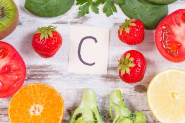 C vitamini, lif ve mineraller, bağışıklık ve sağlıklı beslenme güçlendirilmesi içeren sebze ve meyve