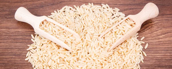 Montón de arroz integral con cuchara, nutrición saludable — Foto de Stock