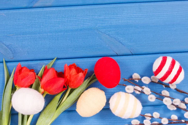 Tulipany, kotki i jaja pakowane wełniane ciąg jako Świąteczna dekoracja Wielkanocna, kopia miejsce na tekst — Zdjęcie stockowe