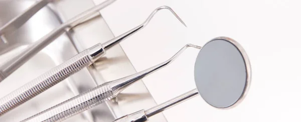 Sada dentální nerez nástrojů používají zubaři v kanceláři stomatologie — Stock fotografie