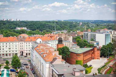 Poznan, Polonya - 28 Haziran 2016: Eski ya da modern binalar ve street şehirde Poznan görünüm