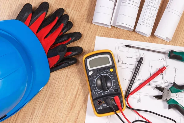 Elektriska diagram, multimeter för mätning i elinstallation och tillbehör för användning i engineer jobb — Stockfoto