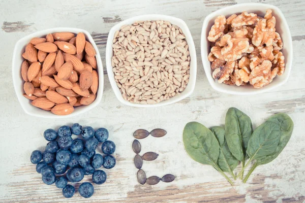 Foto vintage, Ingredientes que contienen vitamina E, minerales naturales y fibra dietética, nutrición saludable — Foto de Stock