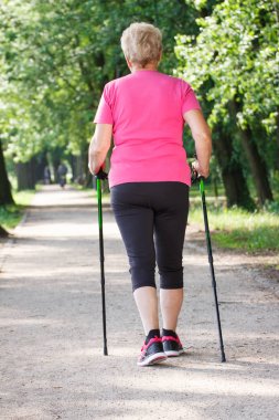 Yaşlı kadın kıdemli yürüyüşü, Yaşlılıkta sportif yaşam kavramı pratik