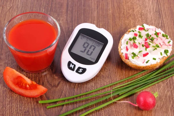 Glucometer con resultado de nivel de azúcar y sándwich fresco con requesón y verduras — Foto de Stock