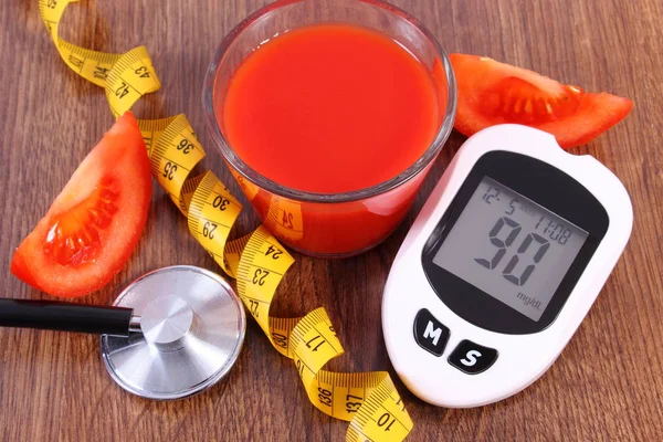 Glucometer センチメートル、新鮮なトマトとトマト ジュース、糖尿病、健康的な栄養の概念と血糖値を測定するため — ストック写真