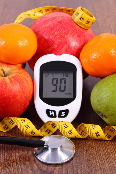 Глюкометр з результатом рівень цукру, сантиметр і свіжі фрукти, діабет і концепція здорового харчування — стокове фото
