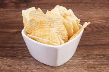 Patates cips gemide, sağlıksız gıda kavramı kase tuzlu